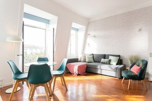 TV - Lisbon beautiful small penthouse w/ Ac! (Lisboa)