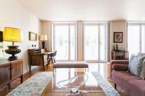 TV - Chiado 2 GLAMOUROUS Suites and PARKING! Great WI-FI! (Lisboa)