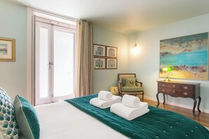 3 bedrooms, desk, iron/ironing board, travel cot - Chiado 2 GLAMOUROUS Suites and PARKING! Great WI-FI! (Lisboa)