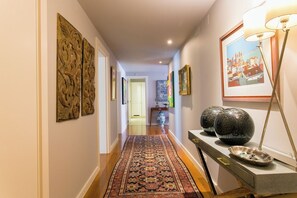 Interior - Chiado 2 GLAMOUROUS Suites and PARKING! Great WI-FI! (Lisboa)