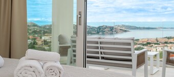 Smeraldo Apartment Vacation Home with Sea View, Wi-Fi, and Air Conditioning