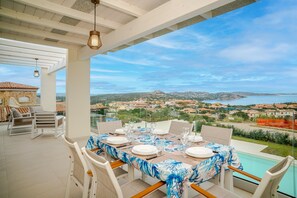 Outdoor dining - Smeraldo Apartment Vacation Home with Sea View, Wi-Fi, and Air Conditioning (Palau)