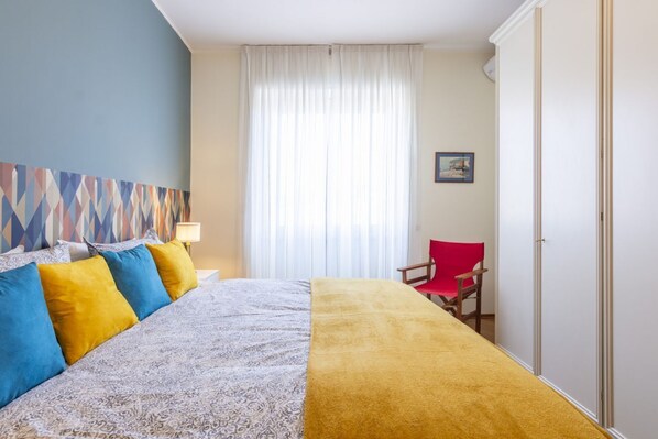 2 habitaciones y tabla de planchar con plancha