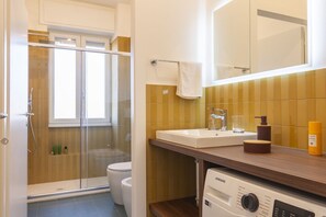 Regadera, bidet, toallas, shampoo 