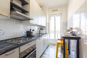 Kühlschrank, Mikrowelle, Geschirrspüler, Toaster