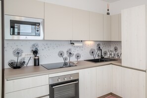 Kylskåp, mikrovågsugn, ugn och spishäll