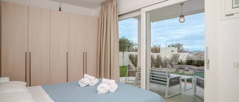 Tabla de planchar con plancha, wifi, ropa de cama