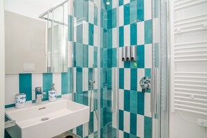 Shower, hair dryer, towels - Holiday Home 'Acquamarina Apartment' with Sea View, Wi-Fi and Air Conditioning (Palau)