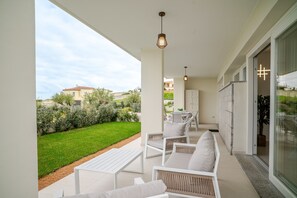 Outdoor dining - Holiday Home 'Acquamarina Apartment' with Sea View, Wi-Fi and Air Conditioning (Palau)