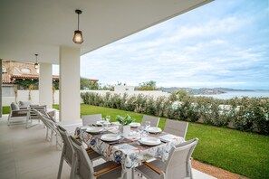 Outdoor dining - Holiday Home 'Acquamarina Apartment' with Sea View, Wi-Fi and Air Conditioning (Palau)