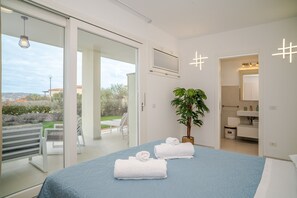 Iron/ironing board, WiFi, bed sheets - Holiday Home 'Acquamarina Apartment' with Sea View, Wi-Fi and Air Conditioning (Palau)