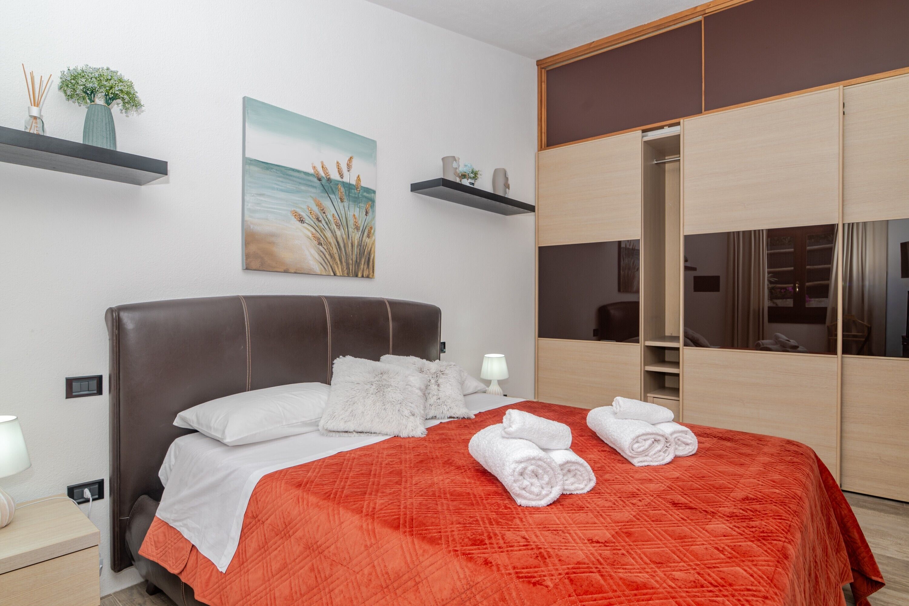 Iron/ironing board, WiFi, bed sheets