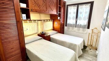 2 bedrooms, iron/ironing board, WiFi, bed sheets