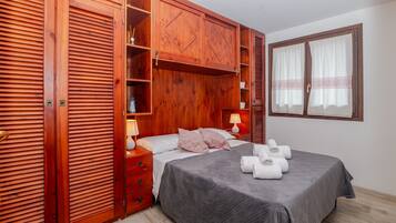 Silitysrauta/-lauta, Wi-Fi, vuodevaatteet