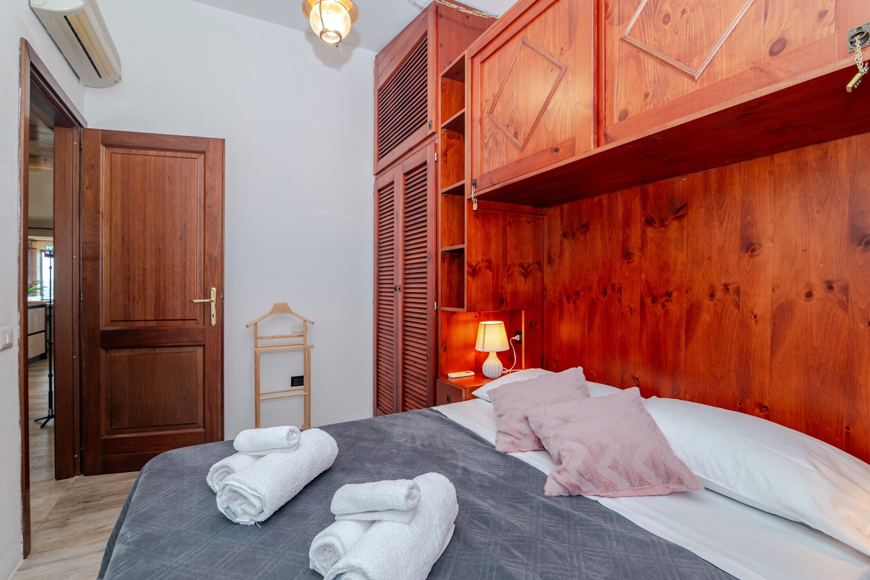 Silitysrauta/-lauta, Wi-Fi, vuodevaatteet