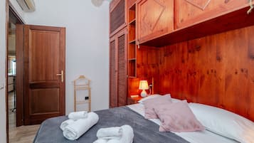 Silitysrauta/-lauta, Wi-Fi, vuodevaatteet