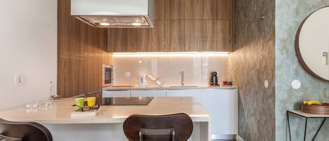 ثلاجة، ميكروويف، فرن، موقد طهي مسطح