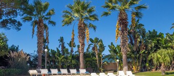 Villa Maganuco Park - Pool, Sea and Garden 300 meters from the beach