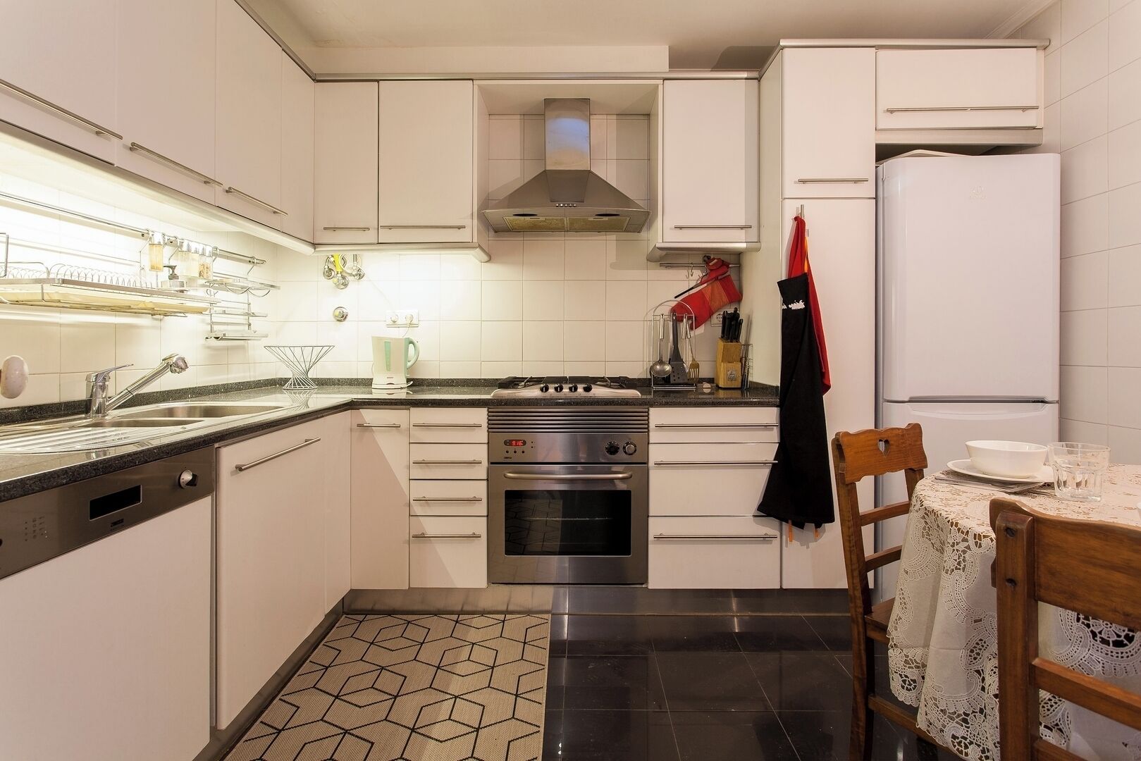 ثلاجة، ميكروويف، فرن، موقد طهي مسطح