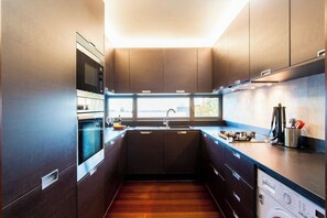 Geladeira, micro-ondas, fogão, cooktop