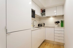 Wasserkocher mit Kaffee-/Teezubehör, Kühlschrank, Mikrowelle, Ofen