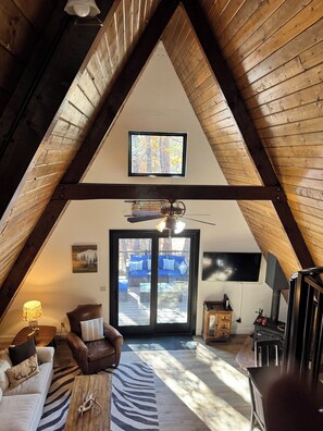 TV, fireplace - Cozy 3-bedroom Animal Hill A-Frame in Munds Park (Munds Park)