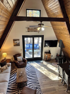 TV, fireplace - Cozy 3-bedroom Animal Hill A-Frame in Munds Park (Munds Park)