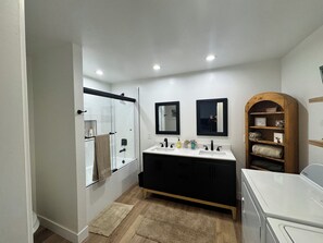 Shower, hair dryer, towels, soap - Cozy 3-bedroom Animal Hill A-Frame in Munds Park (Munds Park)