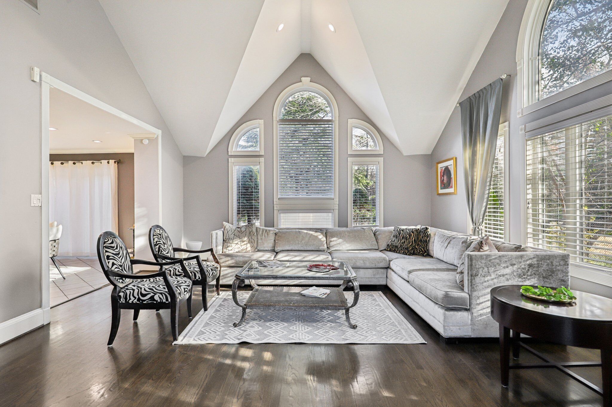 Älytelevisio, takka, kirjoja