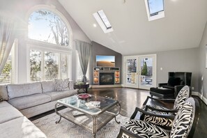 TV connectée, cheminée, livres