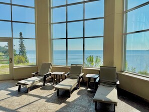 Interior - Lakeside 2 Queen Fireplace Studio~Pool/Hot tub/Sauna (Two Harbors)