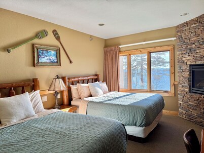 Lakeside 2 Queen Fireplace Studio~Pool/Hot tub/Sauna