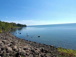 Beach - Lakeside 2 Queen Fireplace Studio~Pool/Hot tub/Sauna (Two Harbors)