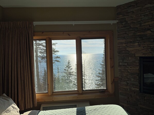 Een strijkplank/strijkijzer, wifi, beddengoed