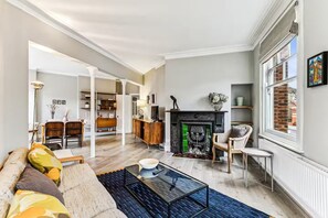 Living area - Charming 3 bed by Battersea Park (London)
