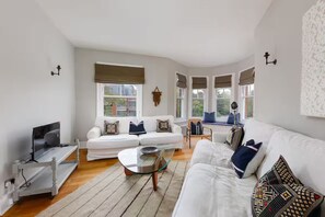 Living area - Delightful 2 Bed Across from Battersea Park (London)
