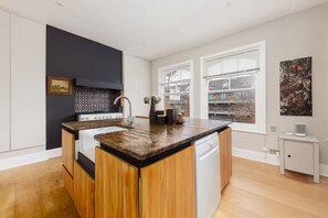 Private kitchen - Delightful 2 Bed Across from Battersea Park (London)