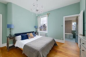 WiFi, bed sheets - Delightful 2 Bed Across from Battersea Park (London)