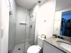 Apartment | Bathroom - Moderno com AC piscina e academia (São Paulo)