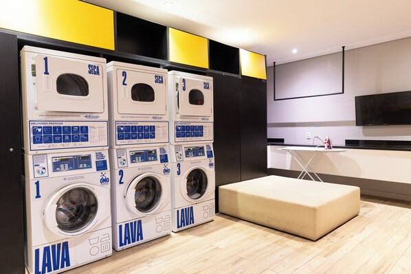 Laundry room - Moderno com AC piscina e academia (São Paulo)