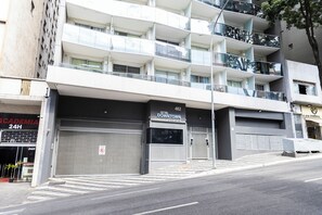 Exterior - Moderno com AC piscina e academia (São Paulo)