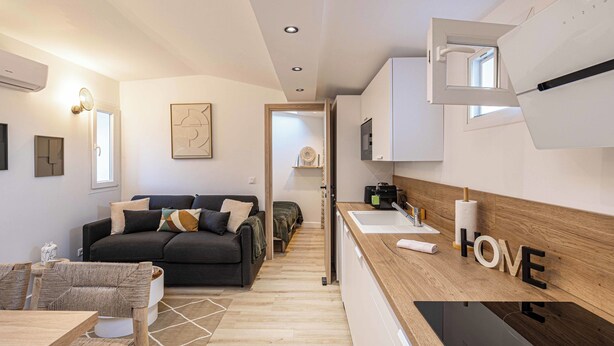 A modern apartment with a living area, kitchenette, and a dining space. - Warm apartment near Palais Festivals and old port (Cannes)