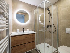 Een douche, een haardroger, handdoeken