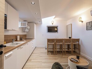Coffee/tea maker, fridge, microwave, oven - Warm apartment near Palais Festivals and old port (Cannes)
