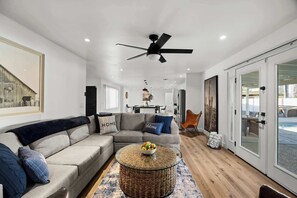 TV, fireplace - Desert Ease: Old Town, Pool, Spa, Outdoor Kitchen (Scottsdale)