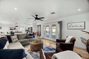 TV, fireplace - Desert Ease: Old Town, Pool, Spa, Outdoor Kitchen (Scottsdale)