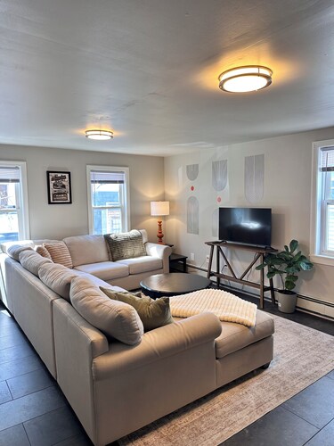 Comfortable 2BR, Parking, Walk to Federal Hill — Providence's Best Neighborhood