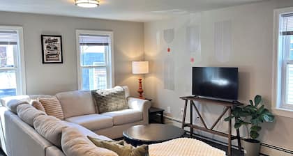 Comfortable 2BR, Parking, Walk to Federal Hill — Providence's Best Neighborhood