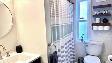 SĂšche-cheveux, serviettes fournies, savon, shampoing