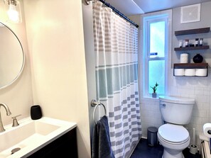 Een haardroger, handdoeken, zeep, shampoo